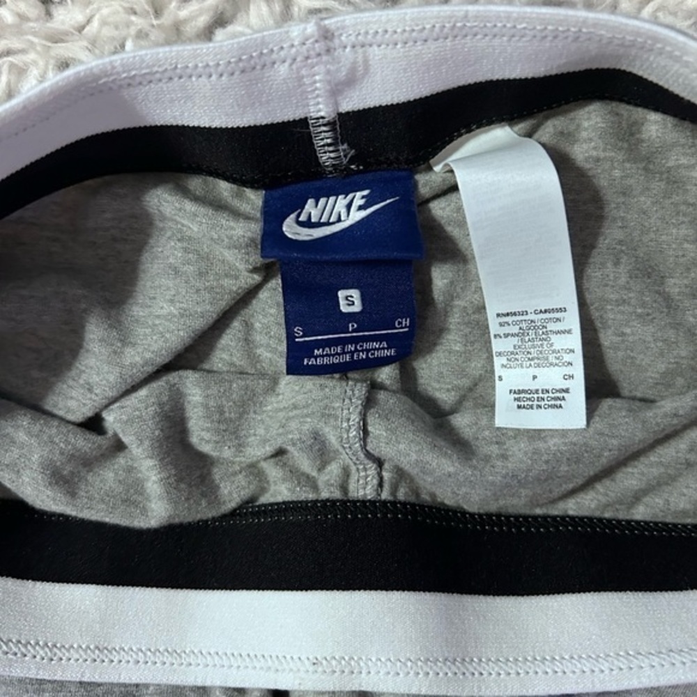 NIKE Essentials Leggings in gray. Size S - Picture 3 of 3